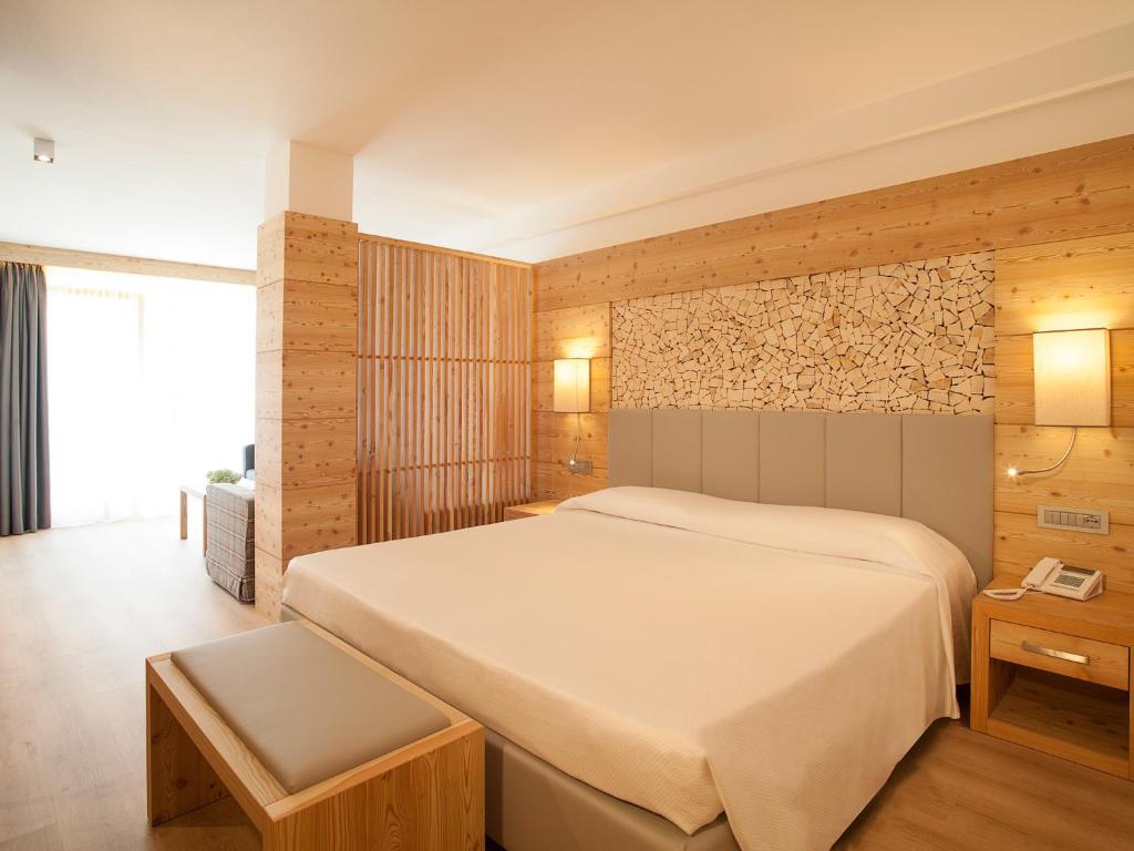 Hotel Europeo Alpine Charme & Wellness Pinzolo Room photo