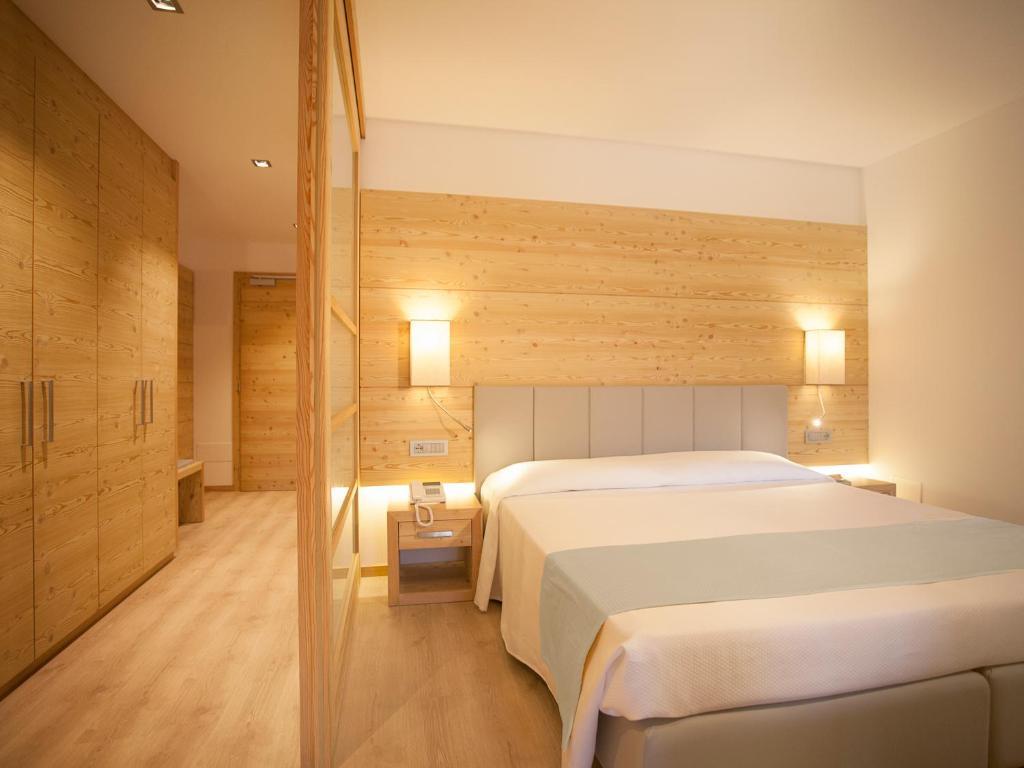 Hotel Europeo Alpine Charme & Wellness Pinzolo Room photo