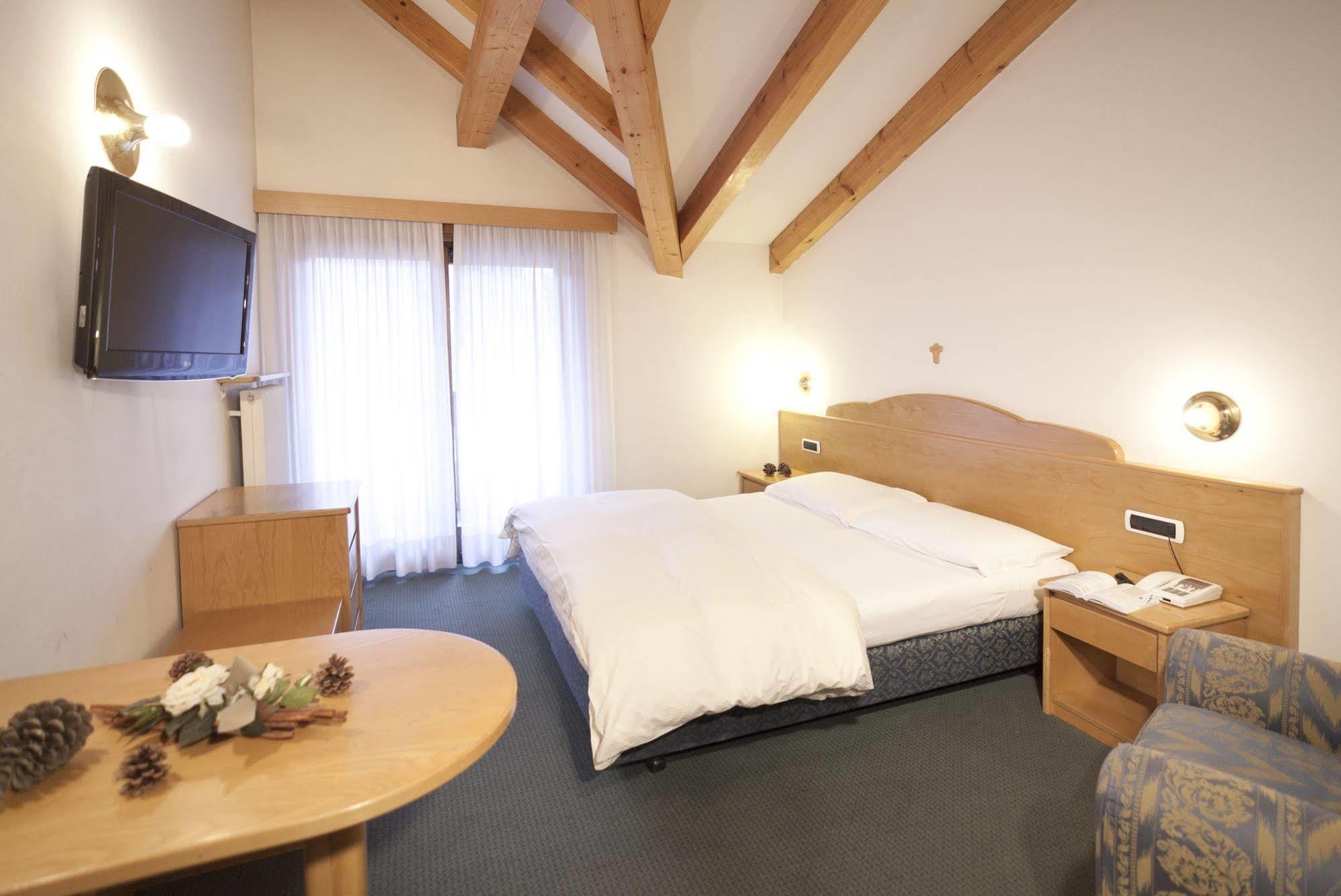 Hotel Europeo Alpine Charme & Wellness Pinzolo Exterior photo